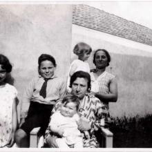 Bertha (Betty) Menco, rechts op de arm van haar moeder Sophie Menco-Heilbronn. Geheel links haar oudere zus Ida Menco.