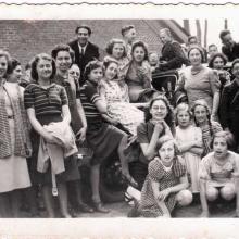 Schoolfoto met Ida Menco, 3e van links met schooltas