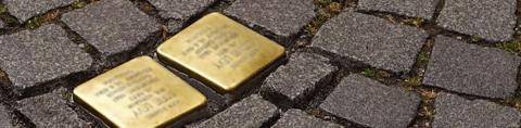 Stolpersteine in wegdek