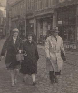 https://www.stolpersteinezutphen.nl/sites/stolpersteinezutphen.nl/files_stolpersteine/portretten/Betje%20Noach-Noach%20familie.PNG